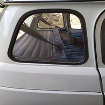 Remplacement des vitres custode fixe par des vitres custodes amovibles sur une Renault 4L.